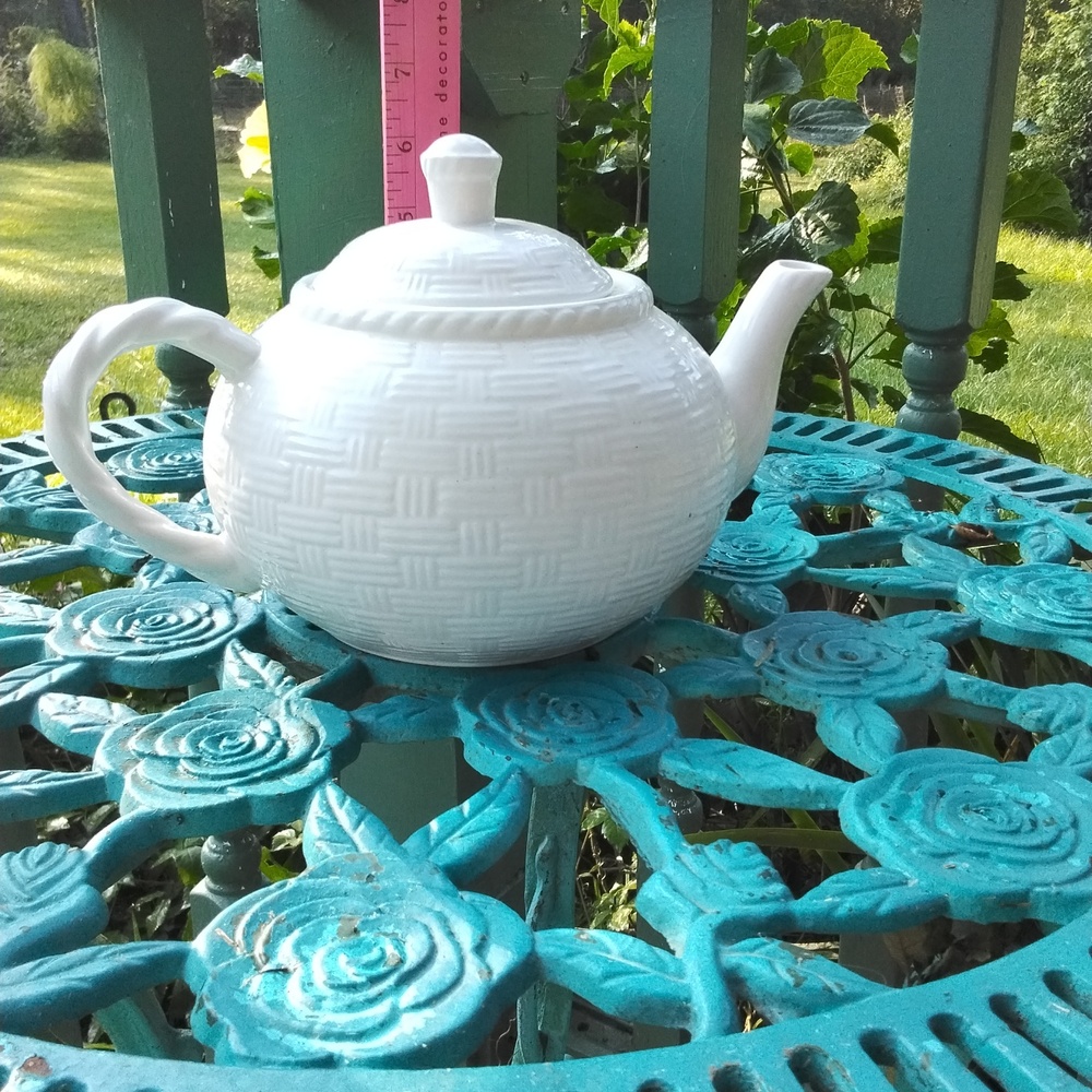 Large white basket weave pattern teapot Like New!